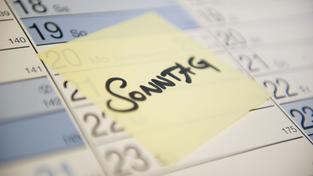 Kalender mit einem Post-it mit der Aufschrift "Sonntag" (Foto: Pasquale D'Angiolillo)