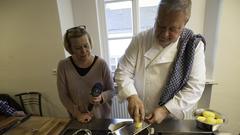 SR 3-Reporterin Barbara Grech und Stephan Dietrich bei der Zubereitung der Kartoffeln für das Vizefleisch-Gericht (Foto: Sven Erik Klein)