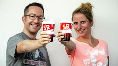 SR 1 Moderatoren Kerstin Mark und Christian Balser mit dem neuen SR 1 Coffee-to-go Becher (Foto: SR)