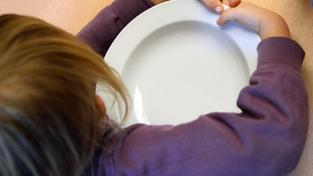 Kind vor einem leeren Teller (Foto: dpa)