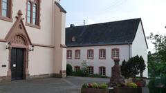 Vorplatz der Kirche St. Martin in Wadrill (Foto: Erich Brücker)