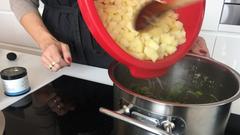 Zubereitung getrüffelte Kartoffelsuppe (Foto: SR/Barbara Grech)
