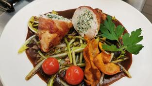 Gefüllte Hähnchenbrust auf gedünstetem Löwenzahn  (Foto: Julia Becker-Maleska)
