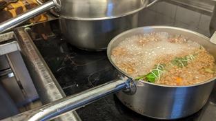 Linsen kochen in einem Topf (Foto: SR/Christoph Borgans)