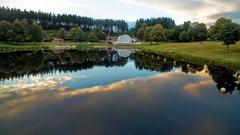 Die Bühne und der Losheimer Stausee bei Klassik am See (Foto: Alexander M. Groß)