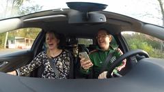 Testfahrt: Christian Balser schaut beim Auto fahren aufs Handy und Kerstin Mark bekommt es mit der Angst zu tun (Foto: SR 1)