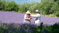 Kornelia Sinning und Raymond Georges in den Lavendelfeldern beim Lac de Sainte Croix Provence  (Foto: SR)