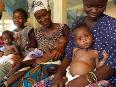 Kinder in einer afrikanischen Krankenstation (mit AUDIO-ICON) (Foto: dpa)