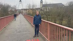 Florian, Professor an der Universität des Sarlandes, steht auf der Freundschaftsbrücke zwischen Deutschland und Frankreich (Foto: SR/Johanna Hitschler)