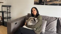 Melina sitzt mit ihrer Katze auf dem Sofa (Foto: SR/Johanna Hitschler)