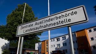 Schild: „Zentrale Ausländerbehörde Landesaufnahmestelle“ (Foto: Pasquale D'Angiolillo/SR)