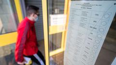 Ein Mann geht in einem Wahllokal, um seine Stimme für die Landtagswahl im Saarland abzugeben. (Foto: picture alliance/dpa | Oliver Dietze)