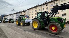 Landwirte in der Heuduckstraße in Alt-Saarbrücken auf dem Weg zum Schloss. (Foto: Martina Kind/SR)