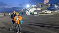 SR 3-Gewinnerin Angelika Fries und ihre Begleitung Ralph Schuster auf dem Rollfeld am Saarbrücker Flughafen (Foto: SR/Christoph Borgans)