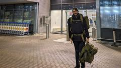 SR 3-Reporter Christoph Borgans vor der Abflughalle am Saarbrücker Flughafen (Foto: SR/Christoph Borgans)