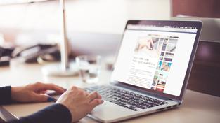 Eine Frau liest auf dem Laptop einen Artikel auf SR.de (Foto: SR / Pixabay)