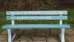 Parkbank ist Saarbrücken mit Haiku (Foto: Michaela Reinhard)