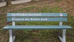 Parkbank ist Saarbrücken mit Haiku (Foto: Michaela Reinhard)