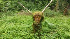 Ein hangemachter Waldgeist am Mammutbaum (Foto: SR / René Henkgen)