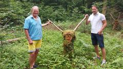 Timm und Hermann Braun mit einem handgemachten Waldgeist (Foto: SR / René Henkgen)