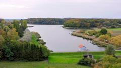 Der Nieder-Hoster Weiher – im Vordergrund die Staumauer mit dem rot gedeckten Gebäude, in dem sich das Siphon-System zur Wasserregulierung befindet. (Foto: Noliprod)