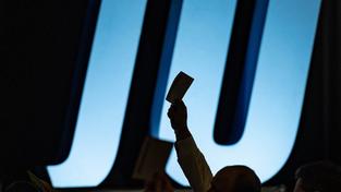 Delegierte heben auf einer Landesversammlung Union vor dem Logo der JU ihre Stimmkarten (Foto: picture alliance/dpa | Armin Weigel)