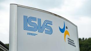 Logos des LSVS und der Hermann-Neuberger-Sportschule auf einem Wegweiser (Foto: SR/Sebastian Knöbber)
