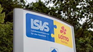 Logo von LSVS und Saartotto auf einem Wegweiser (Foto: SR/Sebastian Knöbber)