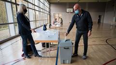 Ein Mann gibt in einem Wahllokal seine Stimme für die Landtagswahl im Saarland ab. (Foto: picture alliance/dpa | Oliver Dietze)