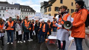 Ärztinnen und Ärzte des Marburger Bundes demonstrieren auf dem St. Johanner Markt in Saarbrücken (Foto: BeckerBredel)