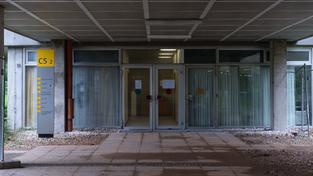 Der Eingang zum Gebäude C5.2 (Foto: Pasquale d'Angiolillo)