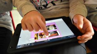 Ein Kind tippt auf einem Tablet (Foto: picture alliance/Martin Schutt/dpa-Zentralbild/dpa)