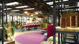 Die modern gestalteten Innenräume des Restaurant Midi in St. Ingbert (Foto: ARTBUND)