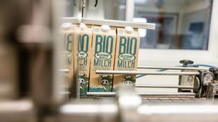 Milchtüten der Bliesgau-Molkerei in der Produktion (Foto: Foto: Bliesgau-Molkerei)