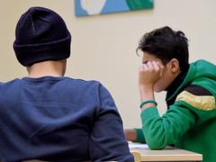 Minderjährige Flüchtlinge sitzen an einem Tisch (Foto: picture alliance / dpa | Carsten Rehder)