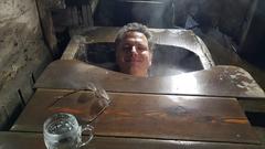 Moderator Michael Friemel in der Holzwanne im Karlbad. (Foto: SR)