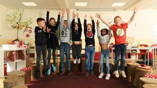 Kinder springen in die Luft (Foto: Herzenssache e.V.)