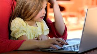 Mutter mit Kind vor einem Laptop (Foto: Pixabay/finelightarts)