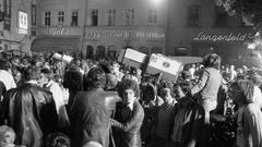 Ein Filmteam steht in einer Menschenmenge und filmt das erste Saarbrücker Altstadtfest. (Foto: Landesarchiv Saarland)