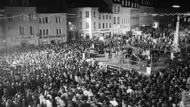 Zehntausende Besucher feiern das erste Altstadtfest rund um den St. Johanner Markt. (Foto: Landesarchiv Saarland)