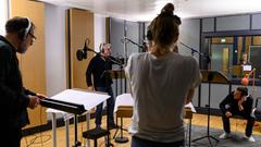 Die Sprecherinnen und Sprecher der SR 2-Hörspielserie "Nebel heißt Leben rückwärts" im Studio (Foto: SR / Anke Beims)
