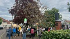 Maibaumstellen in Neuweiler (Foto: Neuweiler Siedlergemeinschaft)
