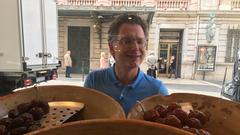 Michael bewundert die kandierten Früchte vom Traditionshaus Maison Auer (Foto: Maria C. Schmitt)