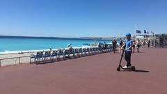 Michael mit dem E-Roller (trotinette) auf der Promenade des Anglais (Foto: Maria C. Schmitt)