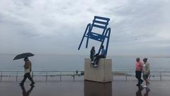 Michael mit der Künstlerin SAB auf ihrem Stuhl-Kunstwerk (Foto: Maria C. Schmitt)