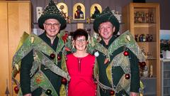 Die beiden Edeltannen mit der glücklichen Gewinnerin Andrea aus Bous (Foto: SR/Gina Kuhn)