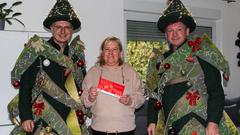 Gewinnerin Kerstin mit Tannenschilling und Tannenfriemel (Foto: SR)