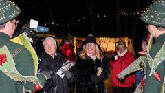 Die SR 3-Tannen mit Besuchern des Weihnachtsmarkts im Neunkircher Zoo (Foto: SR/Gina Kuhn)