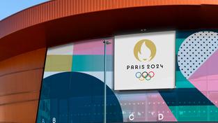 Logo von Paris 2024 an einer olympischen Spielstätte (Foto: Paris 2024 / Photothèque de Saint Quentin en Yvelines)