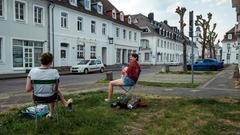 Zwei Leute sitzen mit einem entsprechenden Abstand im Vorgarten eines Hauses. (Foto: Sebastian Knöbber)